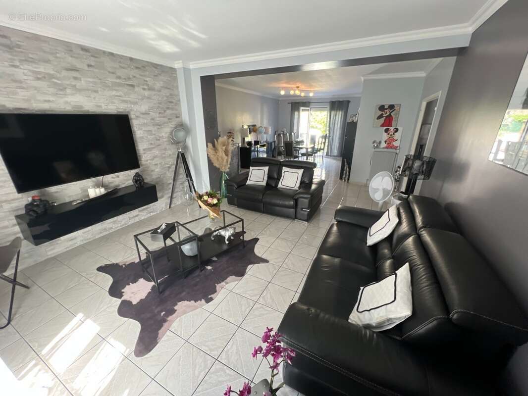 Superbe maison de 8 pieces de 215 m2 , terrasse , jardin et garage double - quartier privilegie du haut de bonneuil (94380) - photo 5