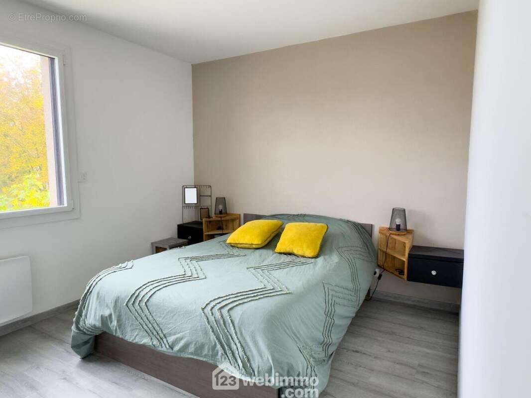 A l&#039;étage, un couloir distribue une suite parentale avec dressing... - Maison à CHOLET