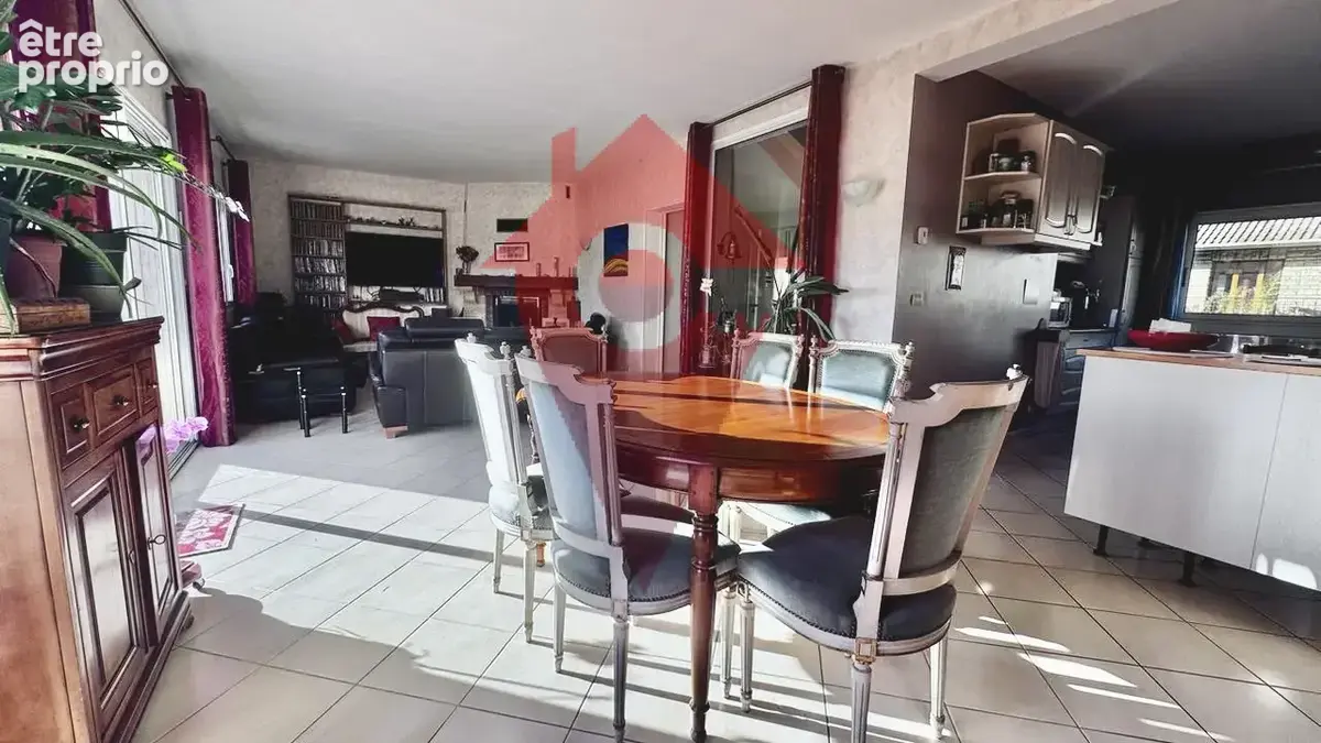 Maison familiale 263 m2 avec 6 chambres, jardin et garage - photo 2