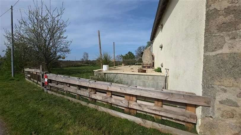 Maison à LUSSAC-LES-EGLISES