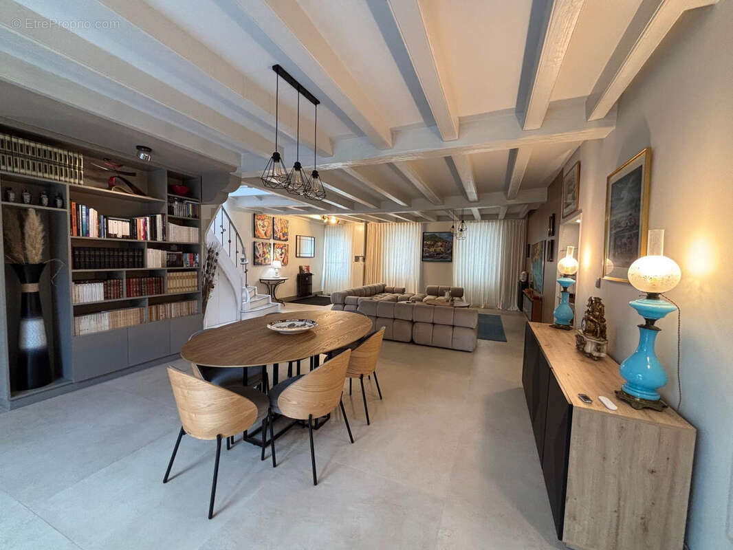 Demeure ancienne de 180 m2 avec son studio. renovee en 2022 sur un terrain clos de 300 m2 .au coeur de la roch - photo 8