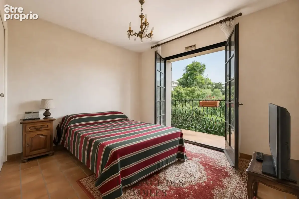 Maison individuelle T5/T6 sur sous-sol avec jardin, terrasses, et piscine - photo 9