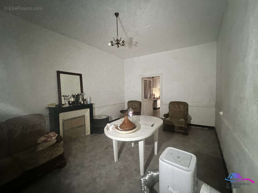 SALON - Maison à CHATEAUMEILLANT