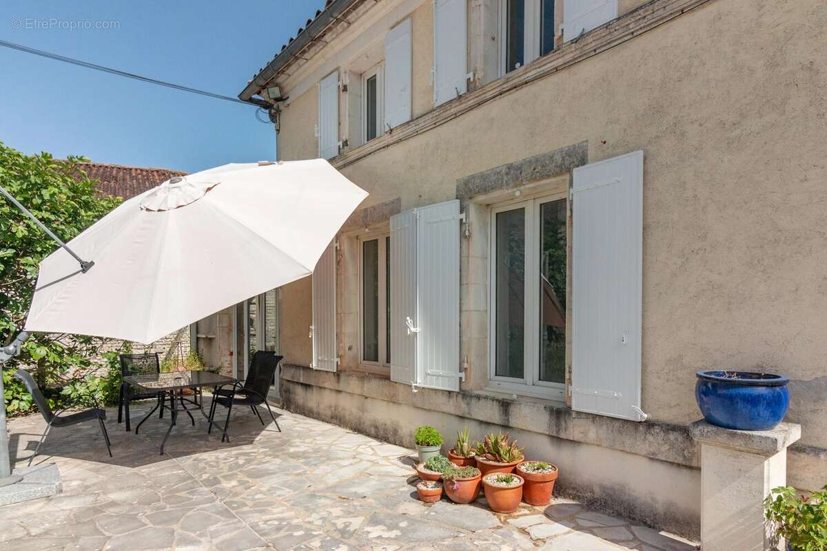 Maison en pierre spacieuse avec piscine - photo 15