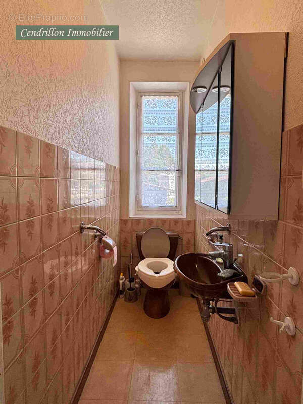 Tout petit prix ! Maison indépendante à rénover offrant un jardin, une dépendance et un emplacement privilégié - photo 11