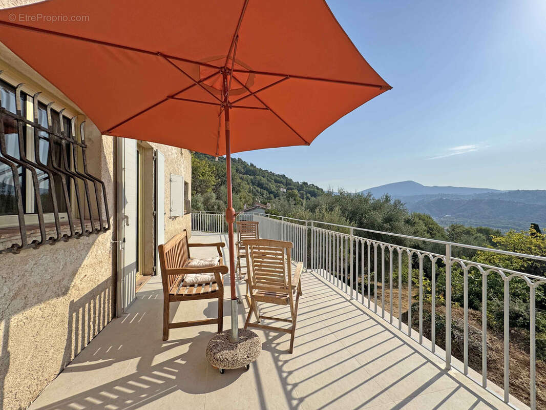 EXCLUSIVITE St JEANNET - Villa de 160 m2 avec piscine et vue dégagée - photo 9