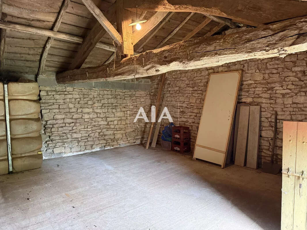 Maison à LES ADJOTS