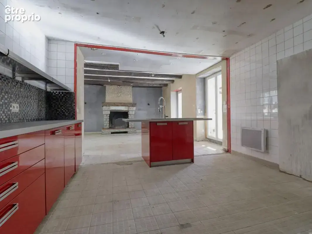 Maison 3 chambres avec grande terrasse et terrain de 2 300 m² bordé par une rivière - photo 3