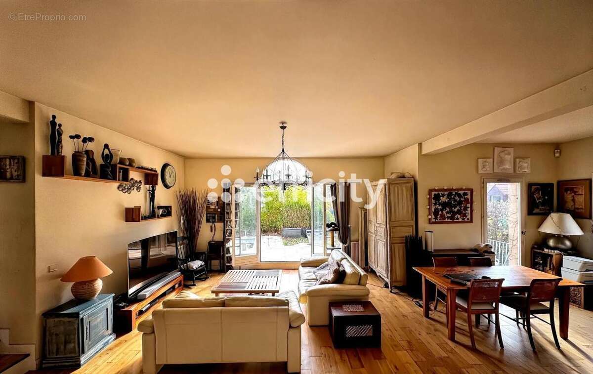 Maison à VERRIERES-LE-BUISSON