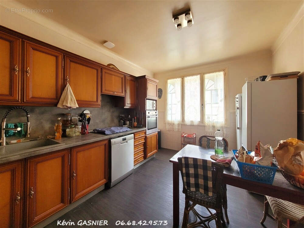 Maison à LES SALLES-LAVAUGUYON