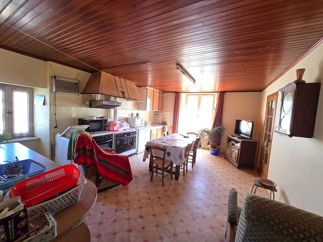 Corps de ferme avec maison et 2 granges - Trémouilles - photo 8
