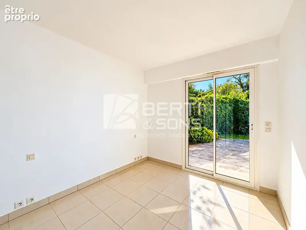 Mandelieu minelle - vaste 4 pieces en rez-de-jardin dans domaine securise - gardien piscine garage parking ext - photo 14