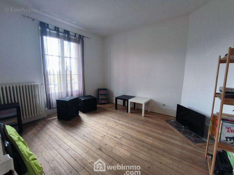 Une deuxième chambre de 14 m², toutes les fenêtres sont en double vitrage - Maison à VAILLY-SUR-AISNE