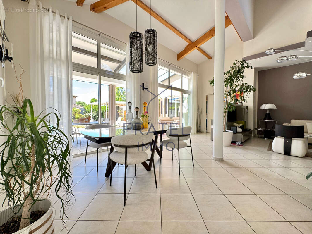 Élégante villa d'architecte T5 de 169 m2 avec piscine - photo 5