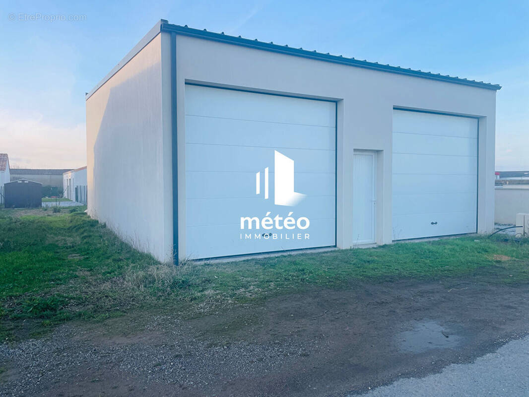 Parking à LONGEVILLE-SUR-MER