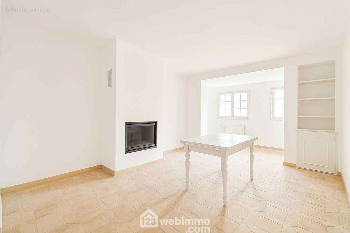 Voici le salon chaleureux avec sa cheminée pour vos soirées d&#039;hiver - Maison à CHERET