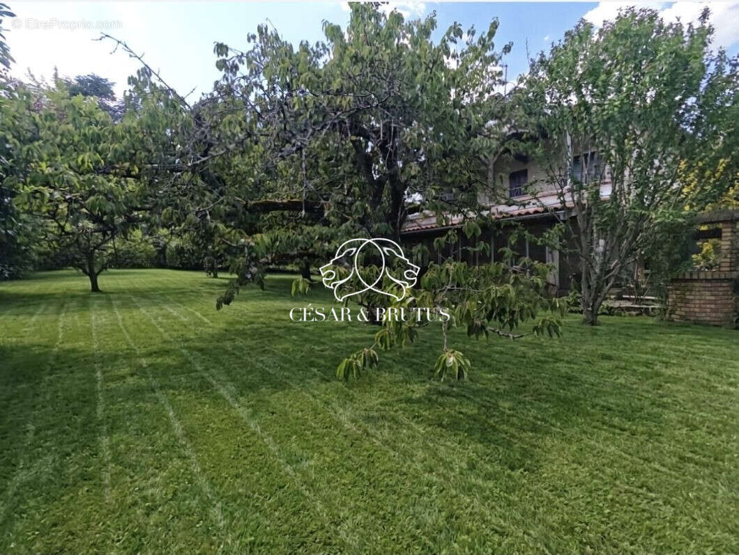 Maison 154 m² à Saint-Genis-Laval  - photo 4