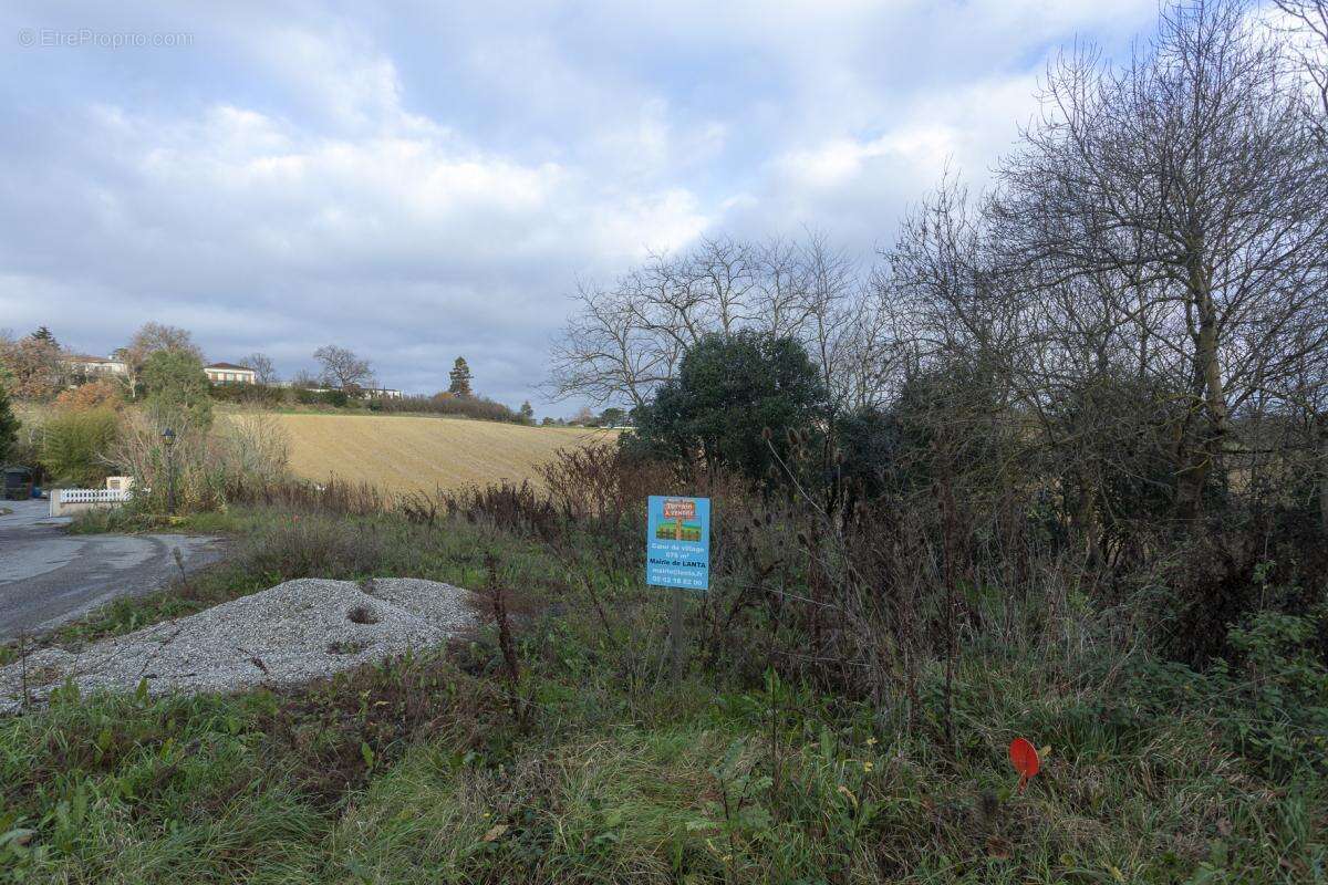 Terrain à LANTA