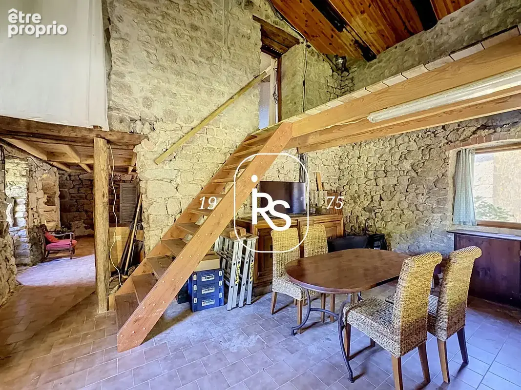 Authentique maison en pierre de hameau de 154 m2 A FINIR DE RÉNOVER avec 650 m2 de terrain. - photo 7
