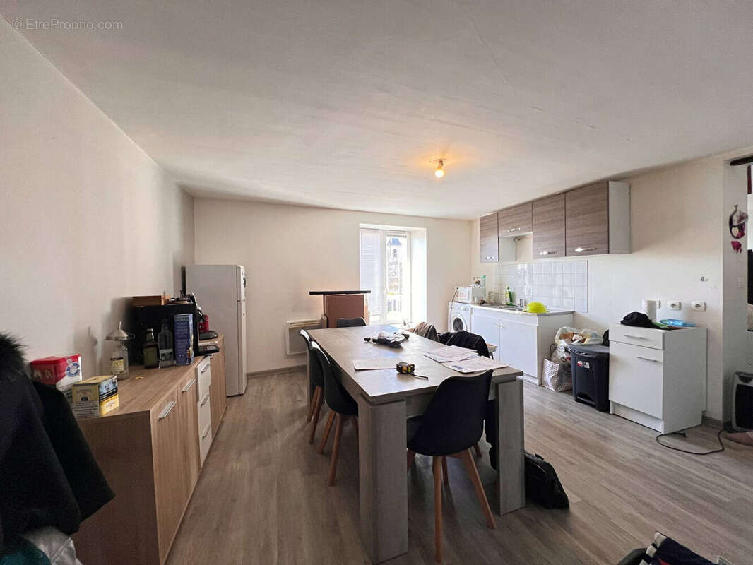 Appartement à MAIZIERES-LES-VIC