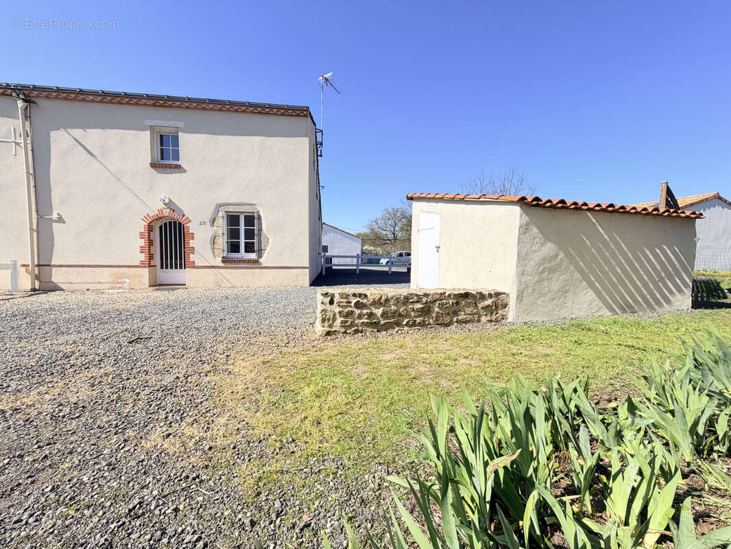 Maison à MONNIERES