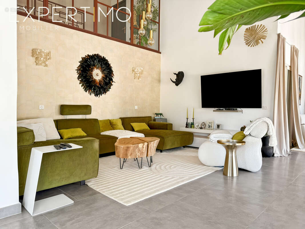 Propriété de 457 m2 + Piscine avec Pool House + 4 garages sur 5500 m2. - photo 14