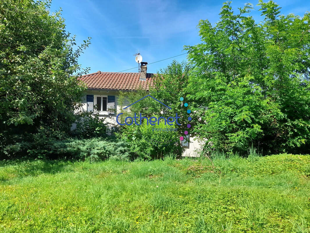 Maison à SAINT-CLEMENT-DE-VERS