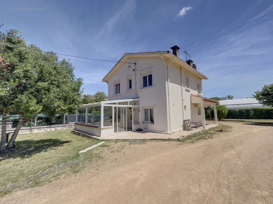 Ensemble immobilier avec maison et local d'activité   Axe stratégique Castres / Toulouse - photo 17