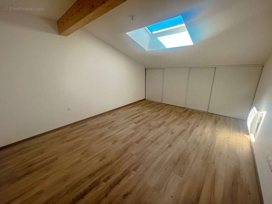 Appartement à PINS-JUSTARET