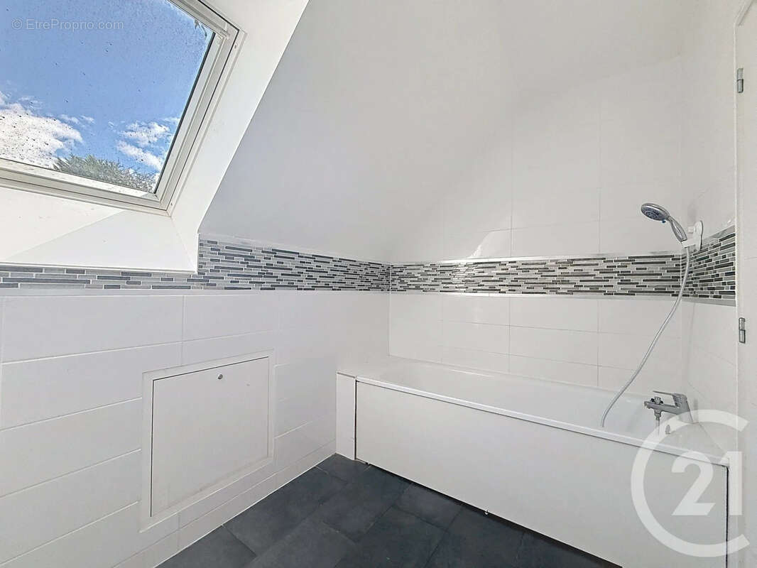 Maison 100 m² à Ville-Saint-Jacques  - photo 7
