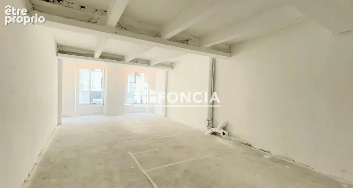 Paris iii – rue saint martin – appartement a renover traversant et lumineux - photo 3