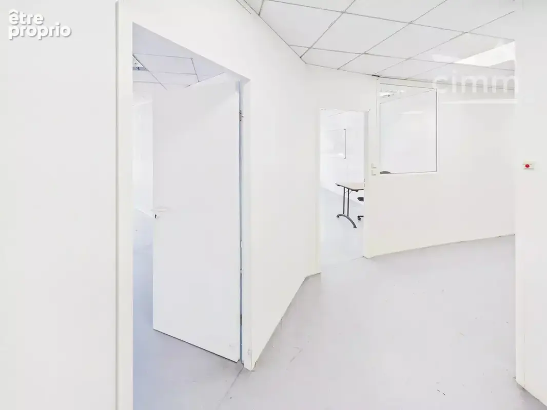 Local Commercial / Bureaux de 228 m² - Quartier de l'Aigle - photo 15