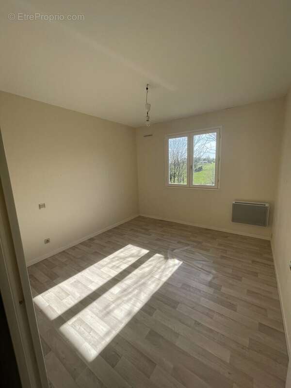 chambre1 - Maison à SAINT-PIERRE-DE-CHIGNAC