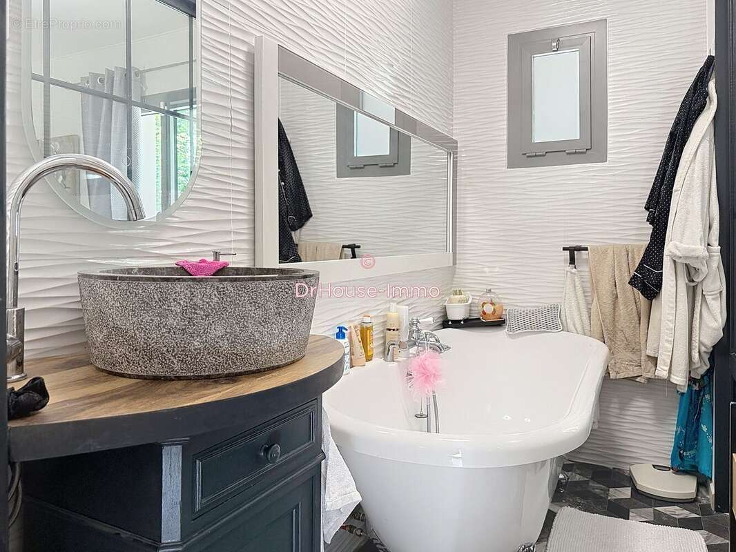 Maison à NOTRE-DAME-DE-SANILHAC