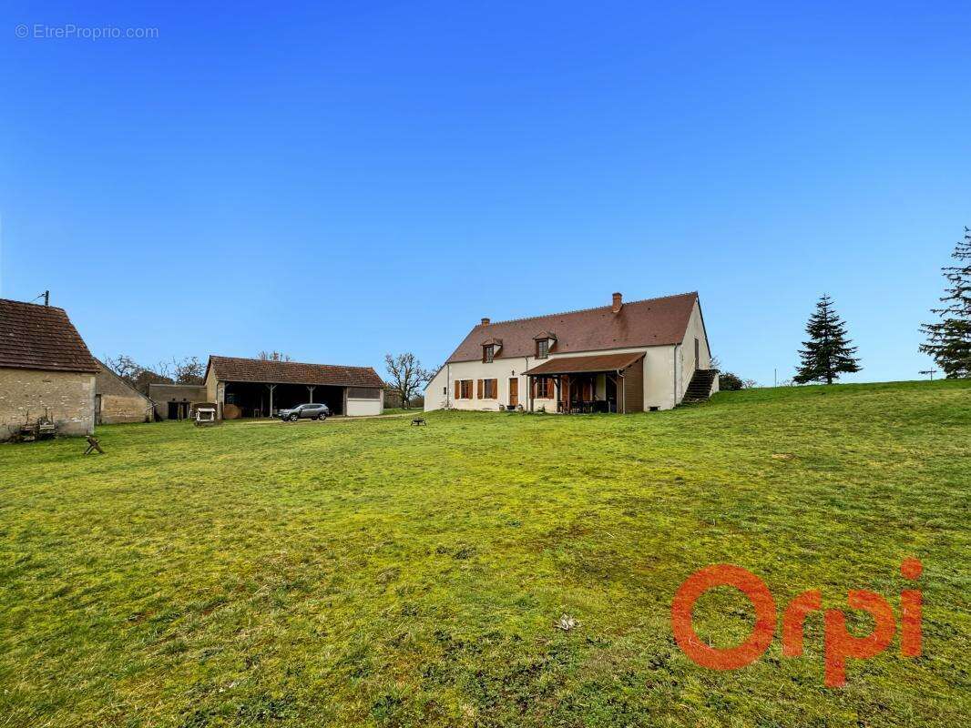 Maison à DUN-SUR-AURON