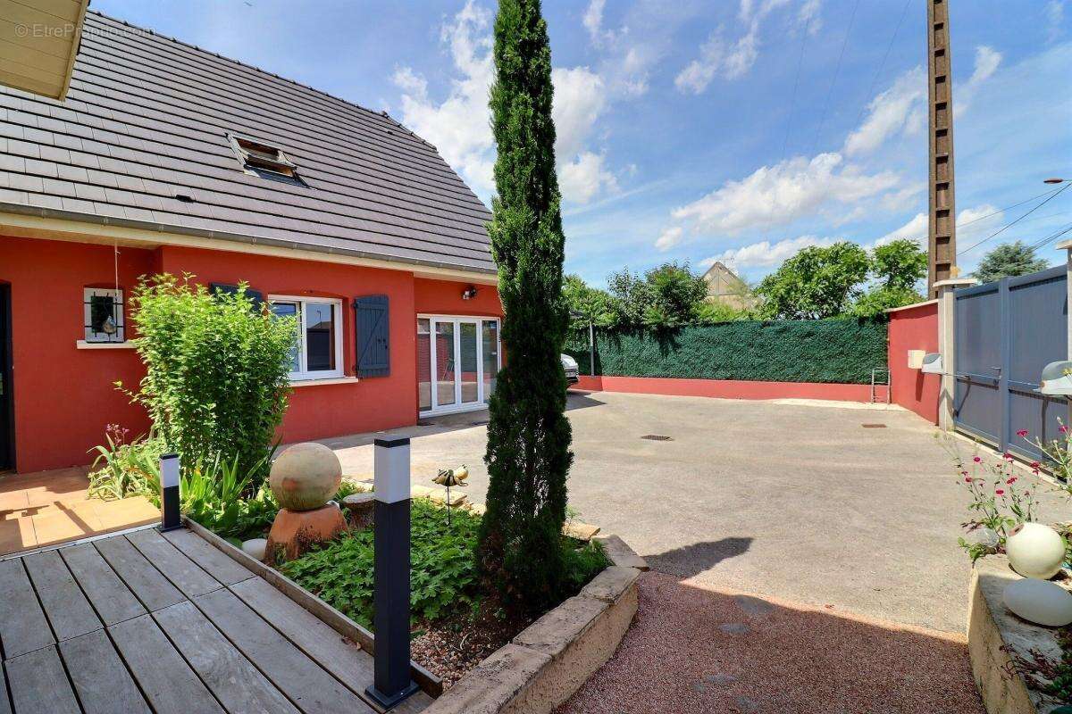 Maison familiale de 154 m² bénéficiant d'une construction indépendante de 53 m², piscine chauffée et multiples possibilités - photo 16