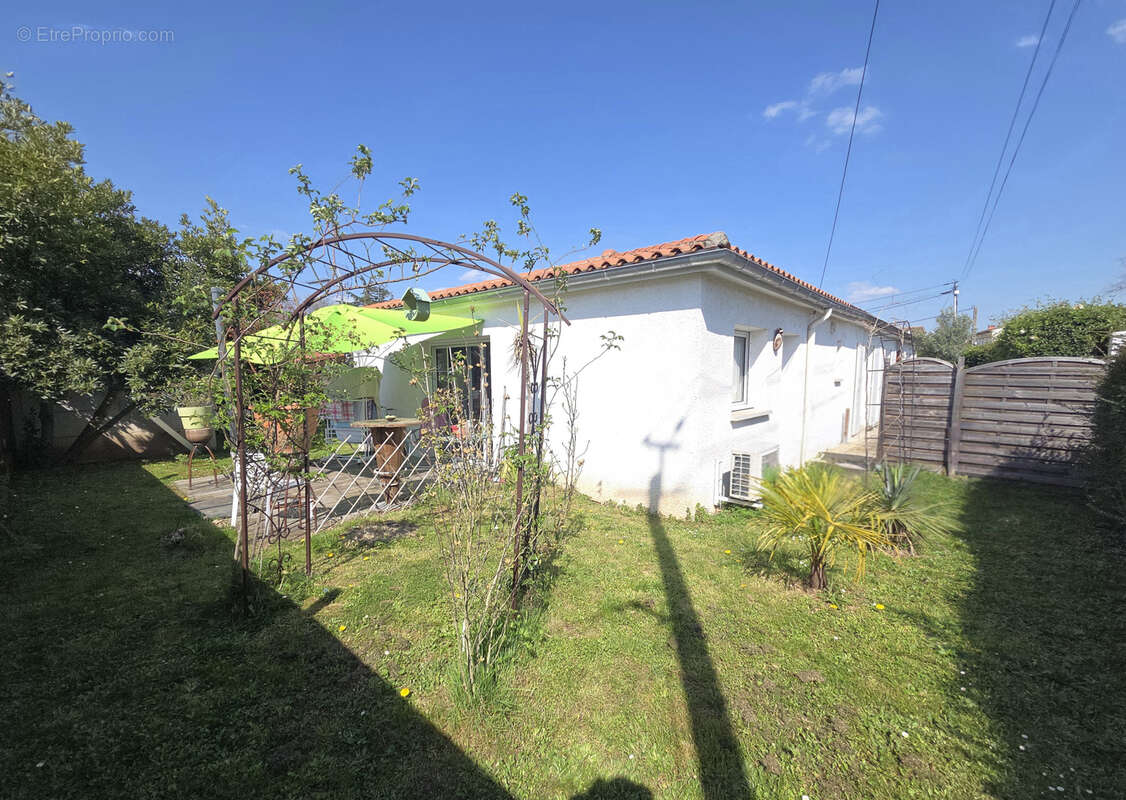 Maison à LESCURE-D'ALBIGEOIS