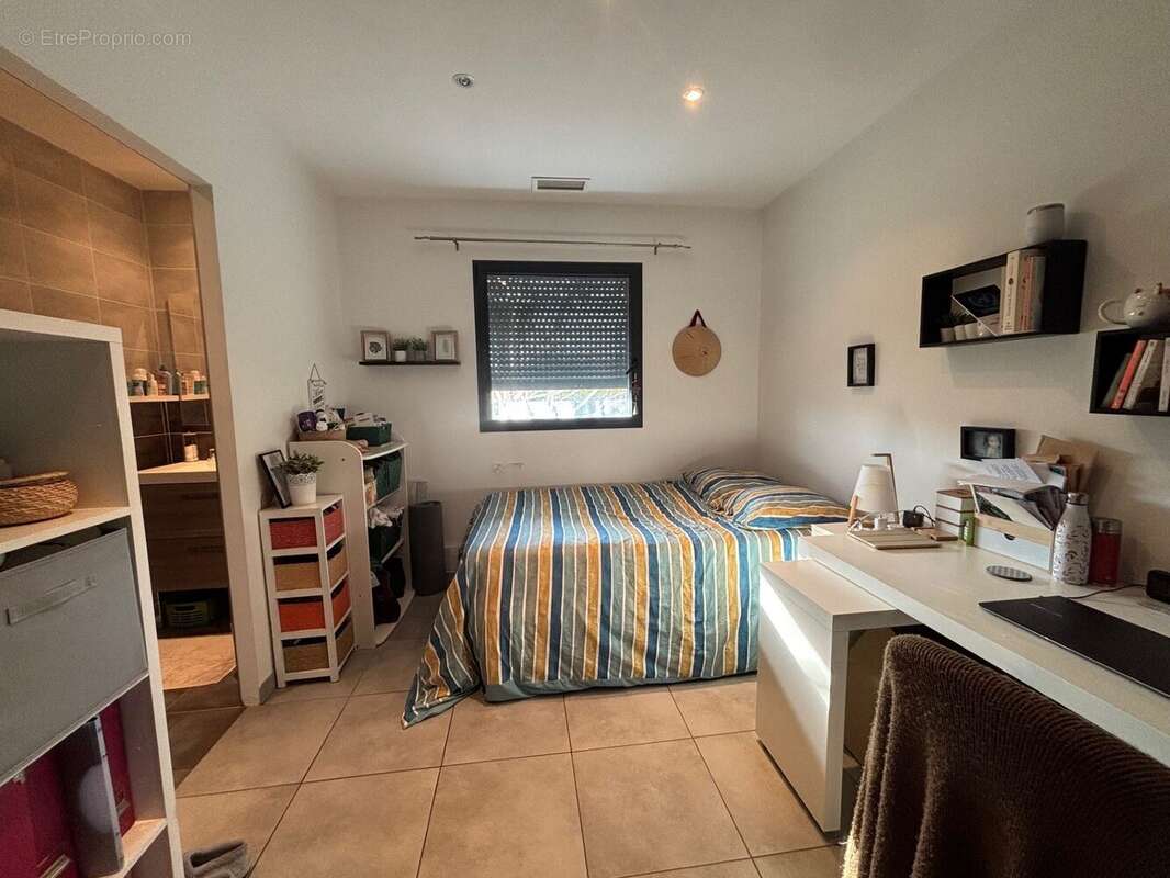 chambre avec salle d'eau - Maison à VILLENEUVE-DE-LA-RAHO