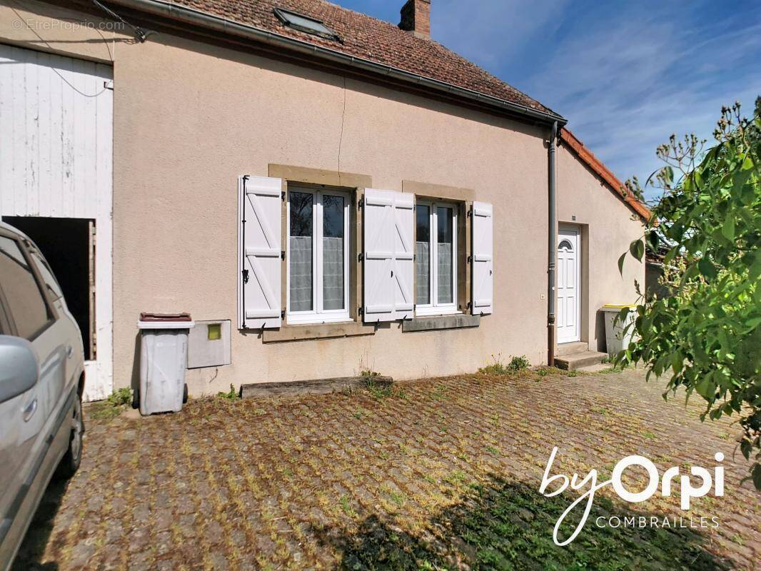 Maison à DURDAT-LAREQUILLE