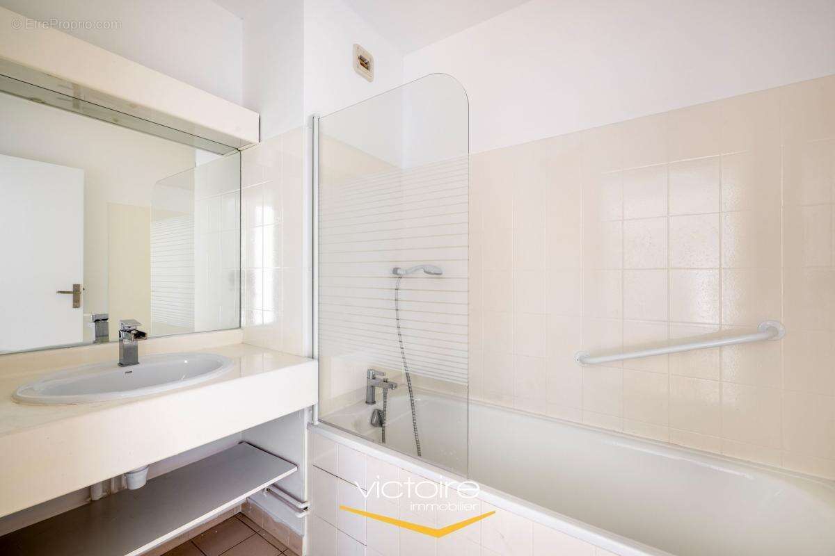 Montchat / Grange-Blanche - T2 bis 64 m² au dernier étage avec véranda face aux toits - photo 10