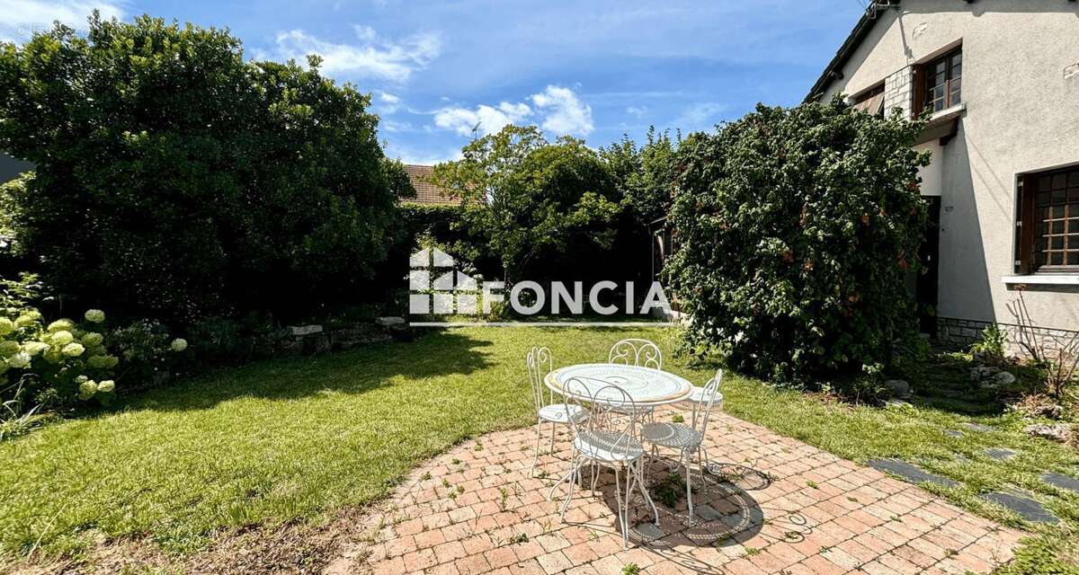 Maison à SAINT-JEAN-DE-LA-RUELLE