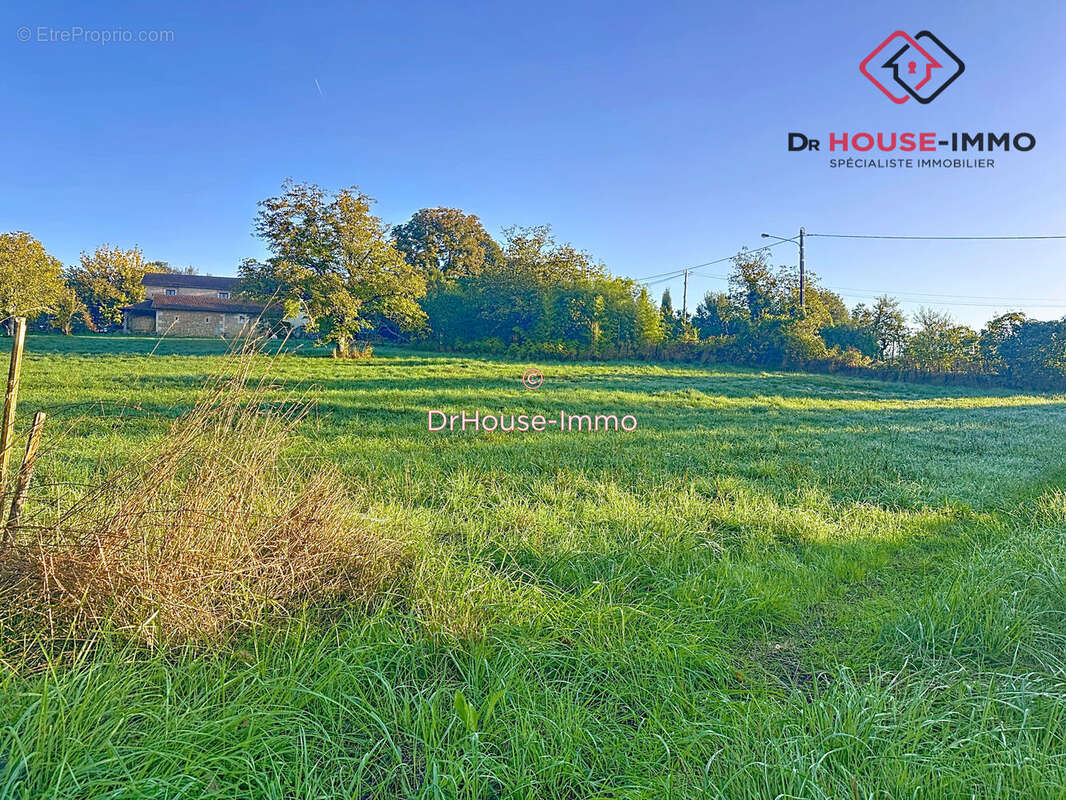 Terrain à SAVIGNAC-LES-EGLISES