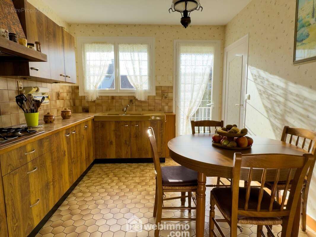 ...avec un accès à la terrasse carrelée. - Maison à CHOLET