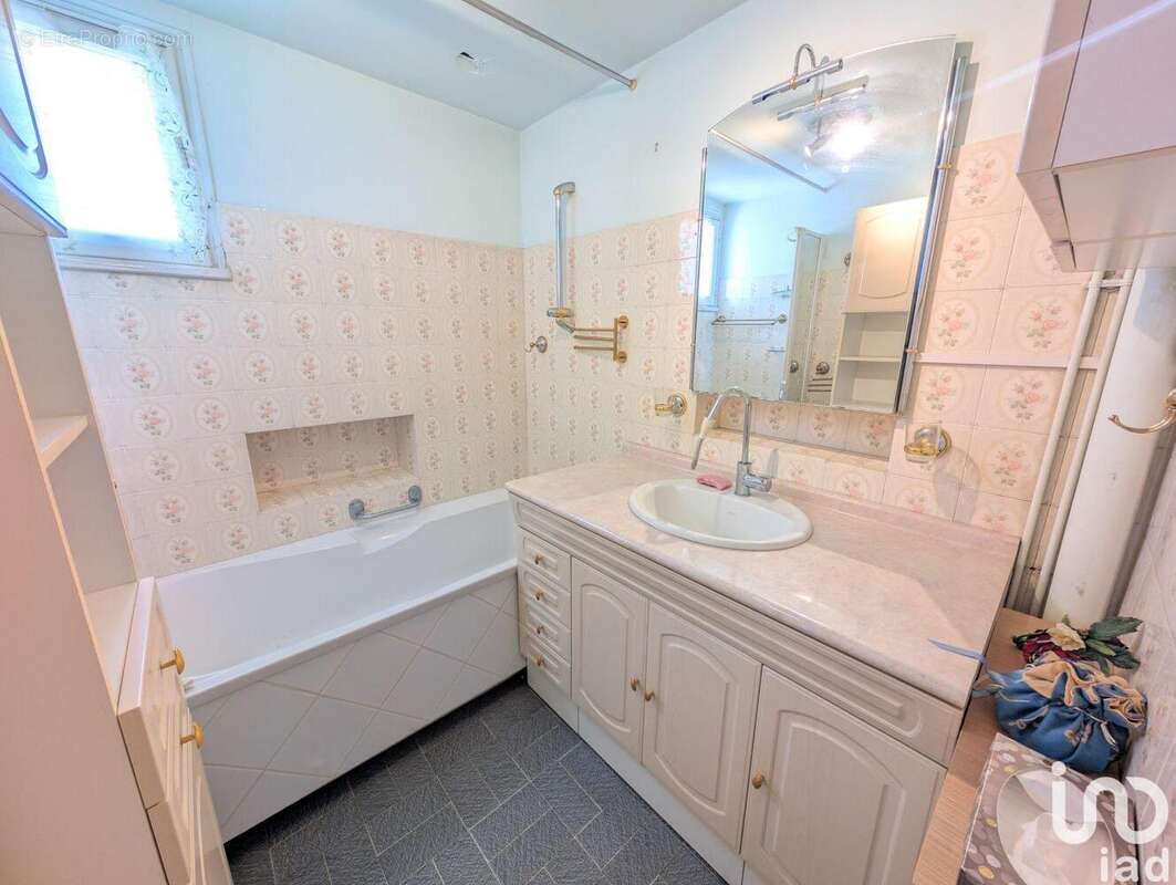 Photo 7 - Maison à LUSSAC-LES-CHATEAUX