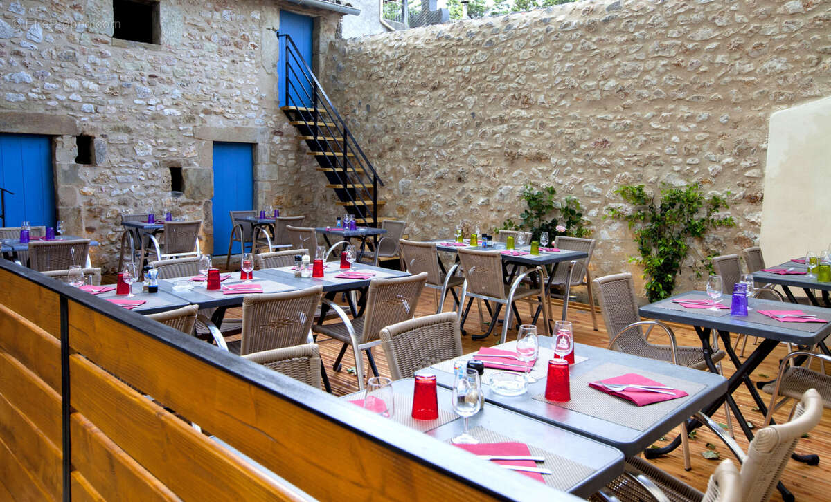 Commerce à SAINT-SATURNIN-DE-LUCIAN