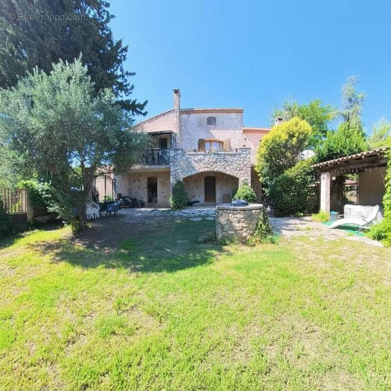 Maison 205 m² à Robion  - photo 2