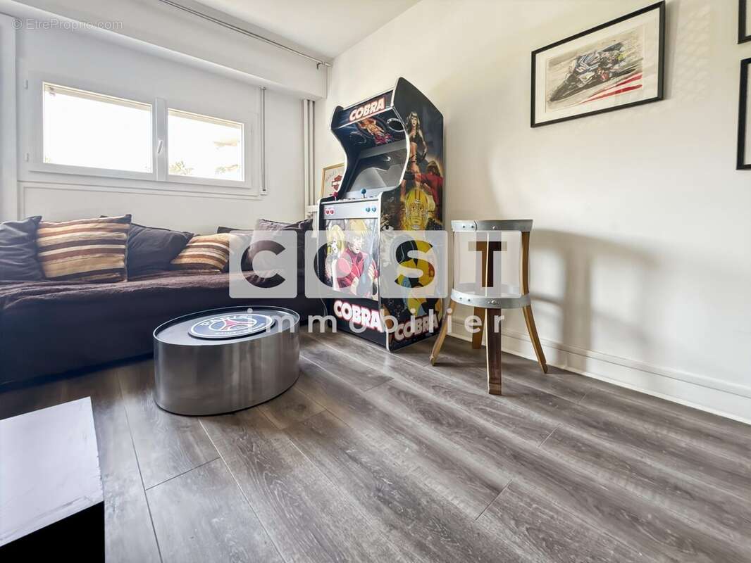 Appartement à COURBEVOIE