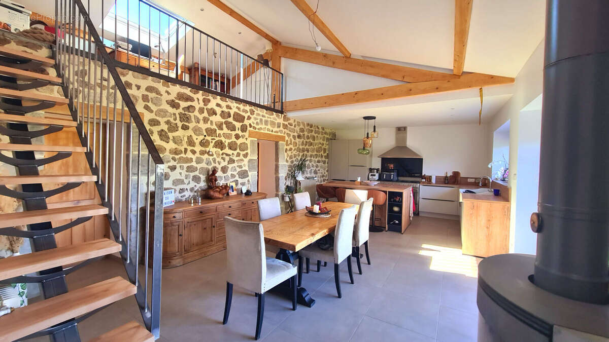 Maison à SAINT-ROMAIN-LACHALM