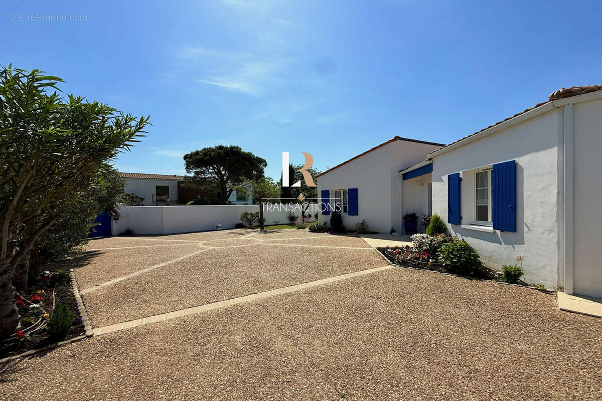 Lagord - Maison de plain pied sur jolie parcelle avec piscine, garage et stationnements - photo 19