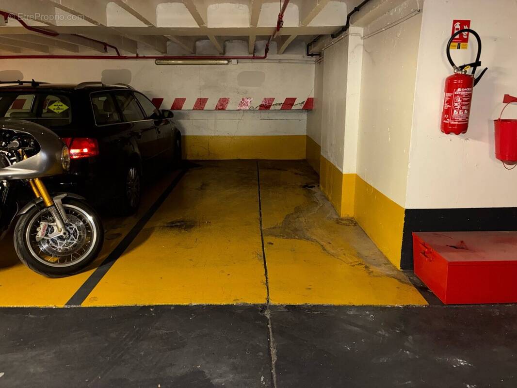 Parking à PARIS-8E